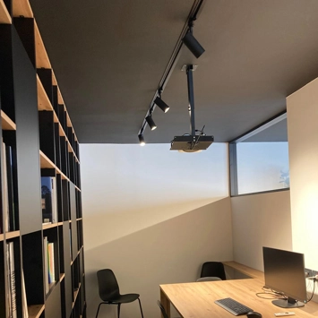 Illuminazione a led su binario per negozi, showroom e uffici